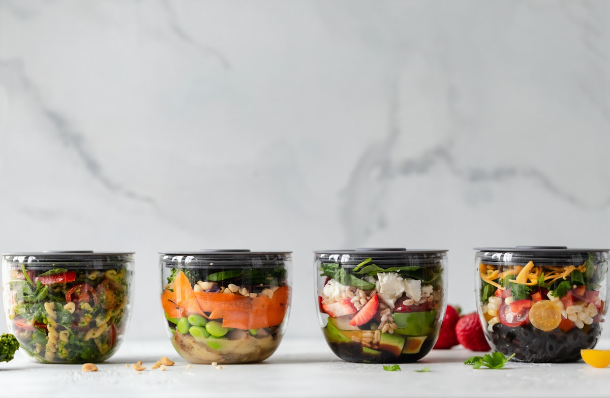 Smoothie bowl con frutas frescas, granola y miel en tazon